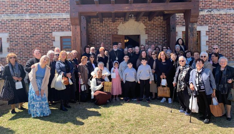 Προσκυνητές-από-το-blacktown-του-Σύδνεϋ-στην-Ιερά-Μονή-Αγίου-Γεωργίου-yellow-rock