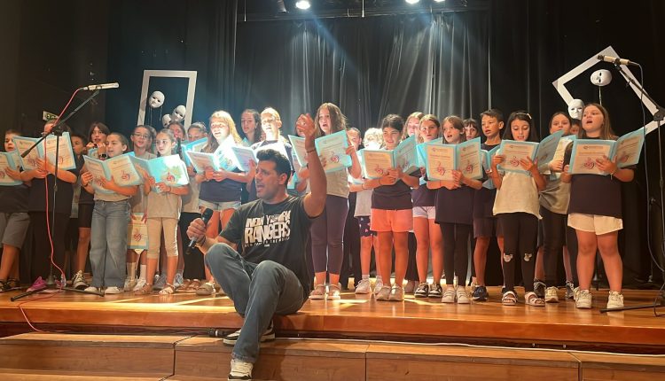 Ο-Θοδωρής-Φέρρης-στην-τελική-πρόβα-με-τη-χορωδία-των-Εκπαιδευτηρίων-για-την-μεγάλη-Φιλανθρωπική-Συναυλία-της-ΙΜ.-Πειραιώς