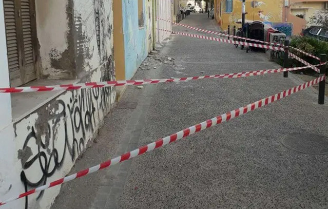 Κατέρρευσαν-τμήματα-πολυκατοικίας-και-μπαλκονιού-στο-Ηράκλειο-Κρήτης-–-Αποκλείστηκαν-τα-σημεία