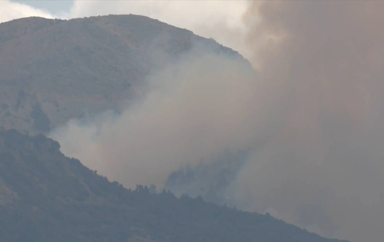 Πάτρα:-Φωτιά-τώρα-στο-Παναχαϊκό-όρος-–-Άνεμοι-και-ανάγλυφο-δυσχεραίνουν-το-έργο-της-πυρόσβεσης-–-Στη-μάχη-8-εναέρια-μέσα-–-Βελτιωμένη-εικόνα-–-ertnews.gr