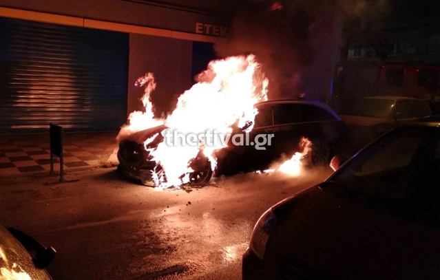 Αυτοκίνητο-έπεσε-σε-βιτρίνα-στη-Θεσσαλονίκη-–-Το-όχημα-τυλίχθηκε-στις-φλόγες,-ελαφρά-τραυματίας-ο-οδηγός