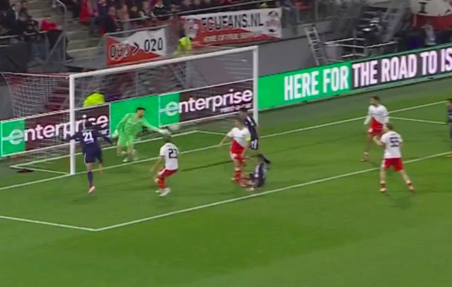 Μπάρκας:-Το-βίντεο-της-uefa-για-την-εκπληκτική-απόκρουση-στο-Ουτρέχτη-–-Λιόν