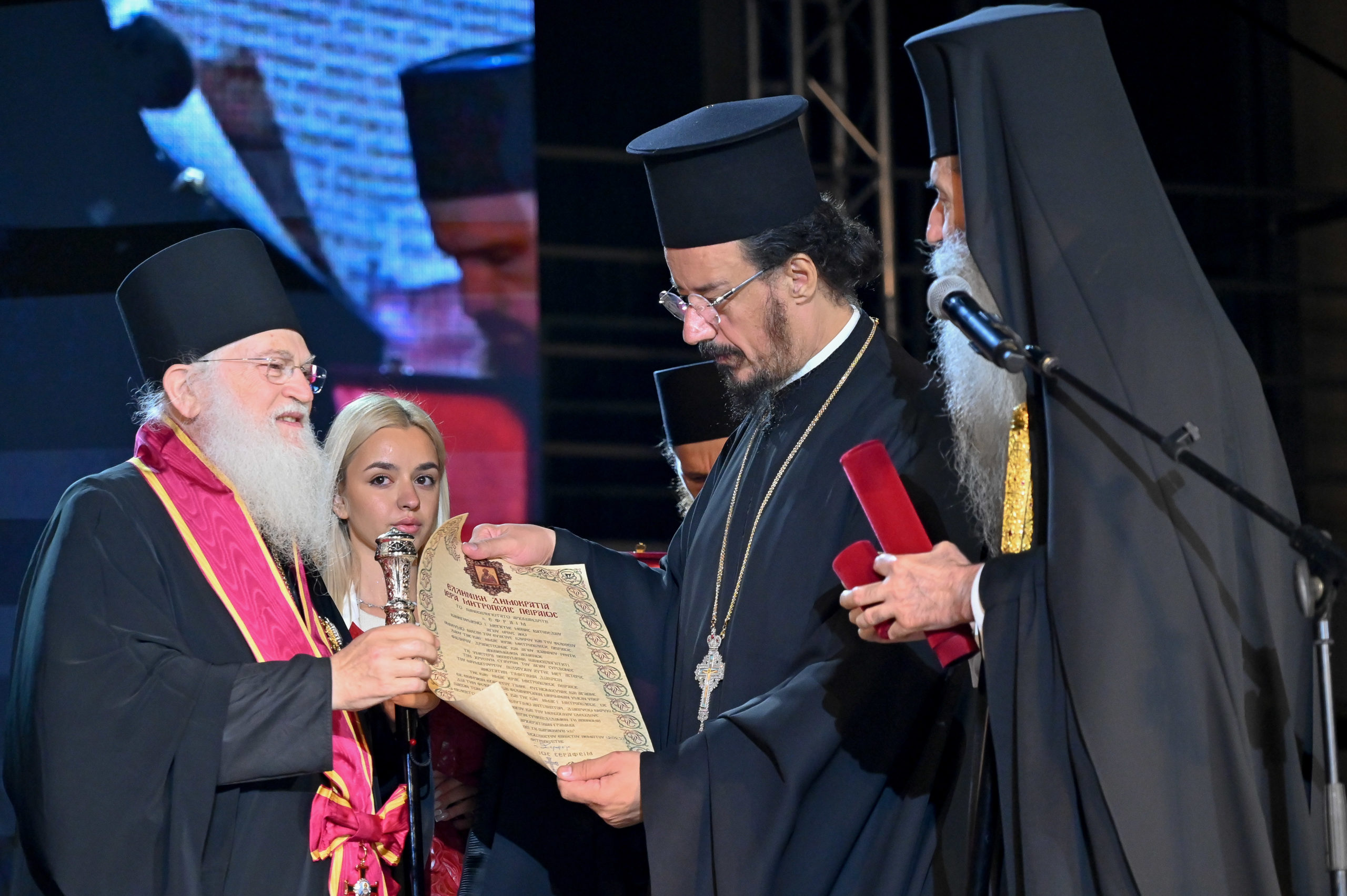 Η-ύψιστη-τιμητική-διάκριση-της-Μητροπόλεως-Πειραιώς-στον-Καθηγούμενο-της-ΙΜΜ.-Βατοπαιδίου-(ΒΙΝΤΕΟ)