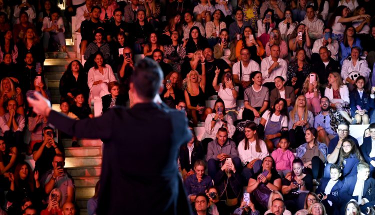 Η-μεγάλη-φιλανθρωπική-συναυλία-της-Μητρόπολης-Πειραιώς-στο-Βεάκειο-Θέατρο-(ΒΙΝΤΕΟ)