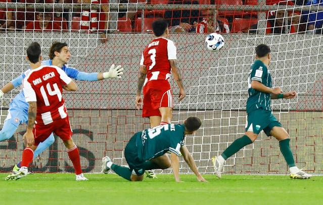 Ολυμπιακός-–-Λεβαδειακός:-Χάος-με-το-var-και-αναμονή-16-λεπτών-για-να-μετρήσει-το-γκολ-του-Γκούμα