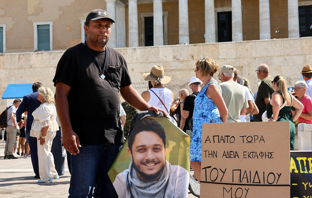 Μοτοπορεία-αλληλεγγύης-στην-Παλαιστίνη-πέρασε-από-το-Σύνταγμα-και-συνάντησε-τον-Πάνο-Ρούτσι