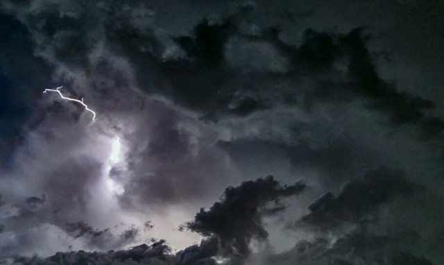 Αυτές-οι-περιοχές-θα-πληγούν-από-ισχυρές-βροχές-και-καταιγίδες-τις-επόμενες-ώρες-–-Για-ακραία-επικίνδυνο-καιρό-λένε-οι-μετεωρολόγοι