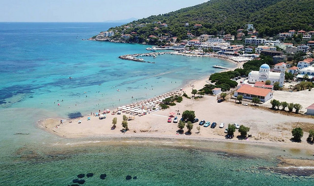 Άδειαζαν-ολόκληρα-φορτηγά-με-μπάζα-και-απόβλητα-στο-Αγκίστρι-–-Πέντε-συλλήψεις-από-την-Αστυνομία