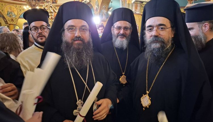 Ο-Μητροπολίτης-Καστορίας-Καλλίνικος-με-μέλη-του-ποιμνίου-του-στην-Ενθρόνιση-του-νέου-Μητροπολίτου-Κορυτσάς