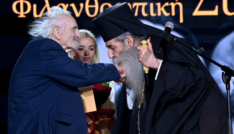 Ο-Νικήτας-Τσακίρογλου-βραβεύτηκε-από-τη-Μητρόπολη-Πειραιώς