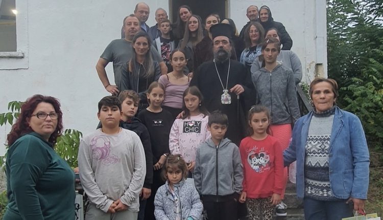 Μητροπολίτης-Καστορίας-Καλλίνικος-με-τα-παιδιά-του-Μελά
