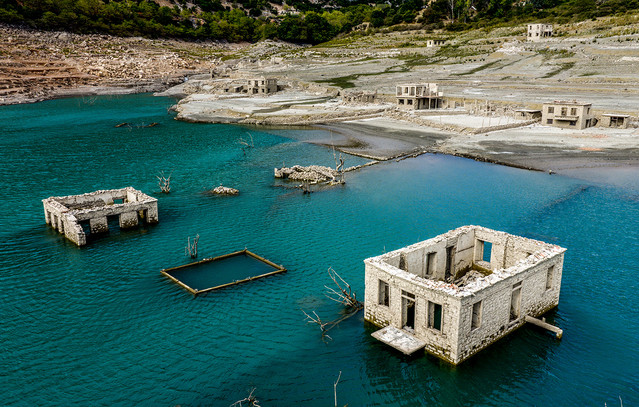 Νέες-εντυπωσιακές-εικόνες-από-το-βυθισμένο-χωριό-«Κάλλιο»-στη-λίμνη-του-Μόρνου-που-αναδύεται-ακόμη-περισσότερο