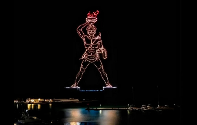 Ο-Κολοσσός «επέστρεψε»-στην-Ρόδο:-1.000-drones-«ζωγράφισαν»-την-ιστορία-του-νησιού-στον-ουρανό