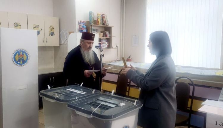 Ο-Μητροπολίτης-Βεσσαραβίας-ψήφισε-στις-εκλογές-της-28ης-Σεπτεμβρίου-στη-Δημοκρατία-της-Μολδαβίας