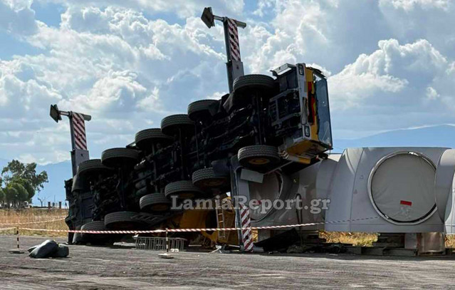 Τούμπαρε-γερανός-με-ανεμογεννήτριες-στο-λιμάνι-της-Στυλίδας-–-Δείτε-βίντεο