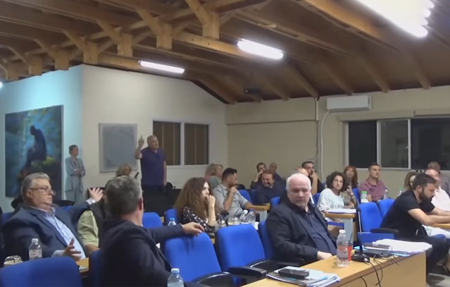 «Γαλλικά»-πρώην-δημάρχου-στο-δημοτικό-συμβούλιο-Μεσολογγίου:-«Πέθανες,-θα-κυκλοφορείς-στο-δρόμο-με-φουστίτσα»