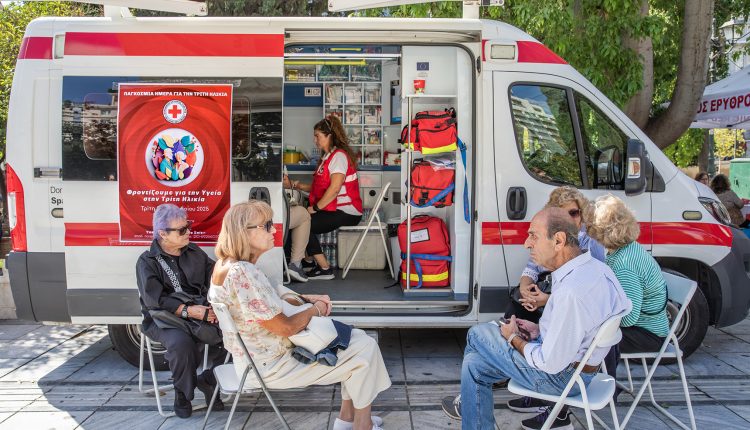 o-Ελληνικός-Ερυθρός-Σταυρός-διοργάνωσε-δράση-ενημέρωσης-και-ευαισθητοποίησης-για-την-Τρίτη-Ηλικία-στο-Σύνταγμα
