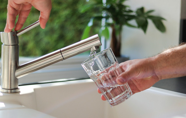 Προβλήματα-στο-δίκτυο-ύδρευσης-σε-περιοχές-της-Αττικής-–-Άλλαξε-η-οσμή-του-νερού