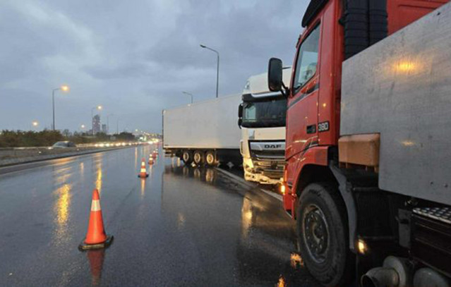 Νταλίκα-δίπλωσε-στο-Δερβένι-Έκλεισε-η-δεξιά-λωρίδα-κυκλοφορίας