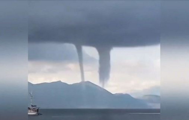 Εντυπωσιακές-εικόνες-στην-Αίγινα:-Εμφανίστηκαν-δύο-υδροστρόβιλοι-–-Δείτε-βίντεο