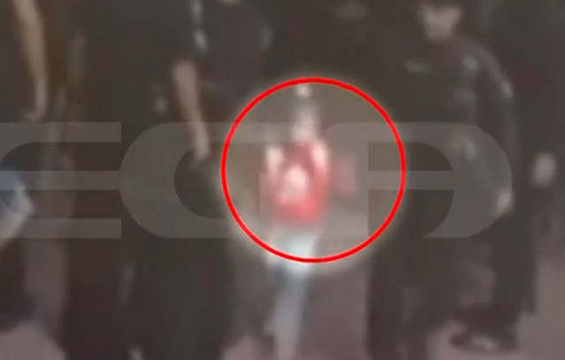 Πώς-το-έσκασε-η-4χρονη-από-το-νηπιαγωγείο-στον-Άγιο-Παντελεήμονα-–-Βίντεο-με-το-παιδί-να-περιφέρεται-στο-δρόμο