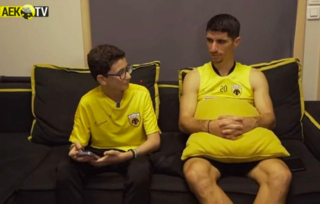 «Η-ΑΕΚ-είναι-σπίτι-μου,-πάμε-για-τα-500-παιχνίδια»-–-Η-συνέντευξη-του-Μάνταλου-στον-μικρό-Μιχαήλ