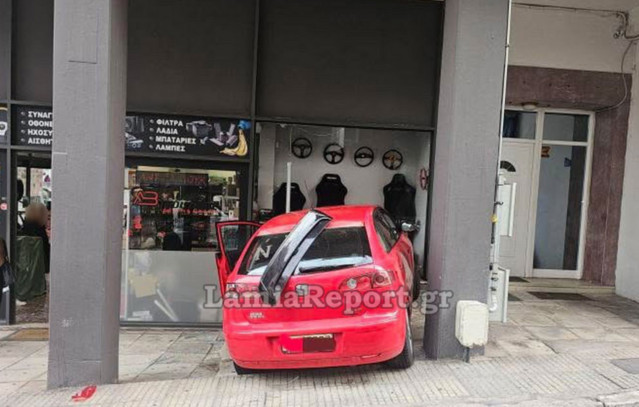 Λαμία:-Αυτοκίνητο-«καρφώθηκε»-σε-κατάστημα-στο-κέντρο-της-πόλης