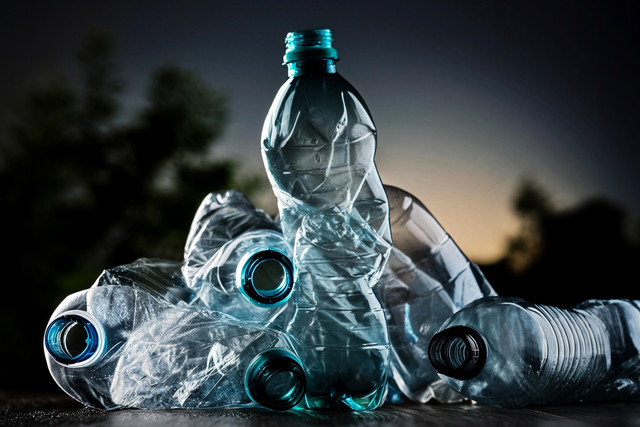 Προτιμήστε-νερό-βρύσης-και-όχι-εμφιαλωμένο-σε-πλαστικό-–-Τι-βρήκαν-ερευνητές-σε-δεδομένα-100+-μελετών