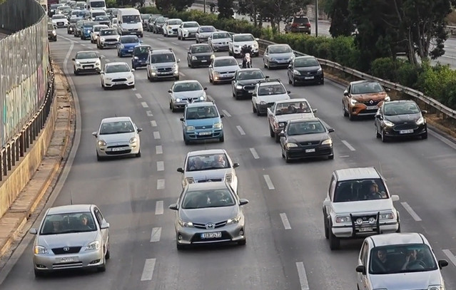 Κίνηση-τώρα:-Έπεσαν-λάδια-στην-Ποσειδώνος,-μποτιλιάρισμα-στο-ρεύμα-προς-Γλυφάδα