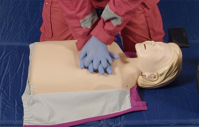 Πώς-να-κάνετε ΚΑΡΠΑ-και-χρήση-απινιδωτή-–-Βίντεο-και-οδηγός-βήμα-βήμα