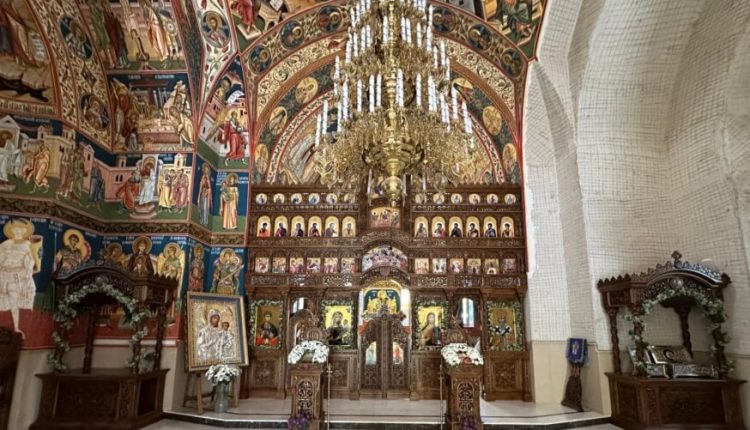 Τοποθετήθηκε-το-τέμπλο-του-Καθεδρικού-Ναού-στο-Καχούλ