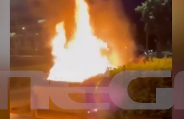 porsche-λαμπάδιασε-εν-κινήσει-–-«Ανέβαινε-η-μυρωδιά-–-Περνάω-με-κόκκινο,-παρκάρω-και-αναφλέγεται»