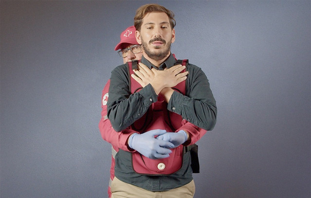 Πώς-να-κάνετε τη-λαβή-Χάιμλιχ-σε-περίπτωση-πνιγμού-–-Βίντεο-και-οδηγός-πρώτων-βοηθειών