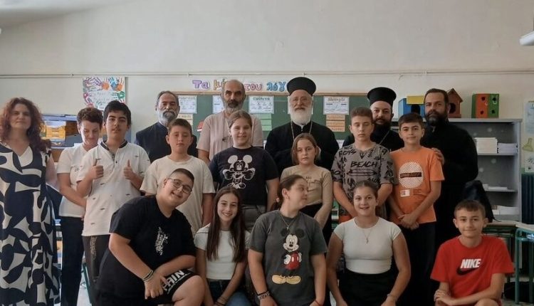 Σχολικά-είδη-σε-παιδιά-της-Μητροπόλεως-Αρκαλοχωρίου