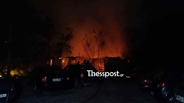 Αναστάτωση-στο-κέντρο-της-Θεσσαλονίκης-από-φωτιά-σε-παλιό-κτίριο-–-«Παρέα-ατόμων-έριχναν-πυροτεχνήματα»