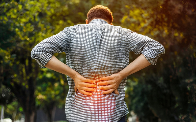 Ο-συνηθισμένος-πόνος-που-μπορεί-να-υποδηλώνει-πρόβλημα-στα-νεφρά-–-Πώς-θα-καταλάβετε-τη-διαφορά