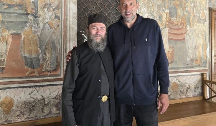 Στη-Μονή-Χιλανδαρίου-ο-θρύλος-του-σερβικού-μπάσκετ-Βλάντε-Ντίβατς