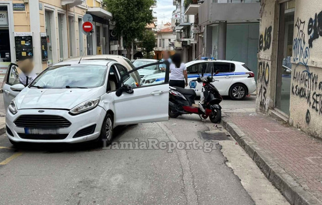 Τροχαίο-στο-κέντρο-της-Λαμίας-–-Το-μηχανάκι-διανομέα-συγκρούστηκε-με-αυτοκίνητο