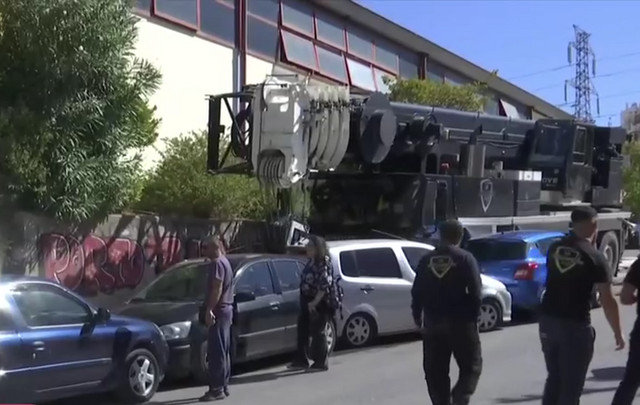 Γερανοφόρο-όχημα-έπεσε-πάνω-σε-σταθμευμένα-αυτοκίνητα-στο-Κερατσίνι-–-Δεν-σημειώθηκε-τραυματισμός