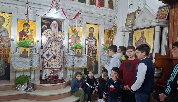 Ο-Μητροπολίτης-Κερκύρας-τέλεσε-Θεία-Λειτουργία-για-τα-παιδιά-των-κατασκηνώσεων