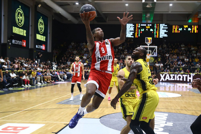 Μαρούσι-–-Ολυμπιακός-81-100:-Πάτησε…-γκάζι-στο-δεύτερο-ημίχρονο-–-Ντεμπούτο-με-12-πόντους-για-τον-Νιλικίνα