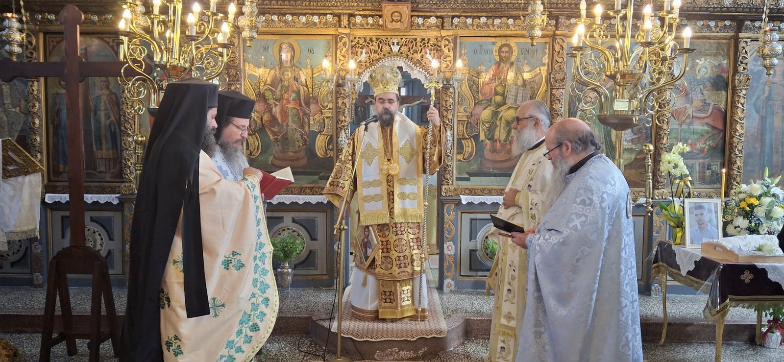 Ο-Μητροπολίτης-Καστορίας-ιερούργησε-στον-Ιερό-Ναό-Αγίας-Βαρβάρας-Μαυροχωρίου