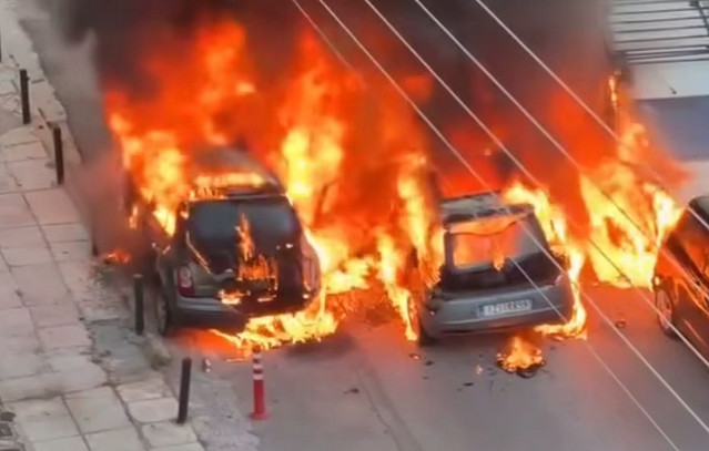 Τέσσερα-αυτοκίνητα-τυλίχθηκαν-στις-φλόγες-στην-περιοχή-του-Αλίμου-–-Δείτε-βίντεο