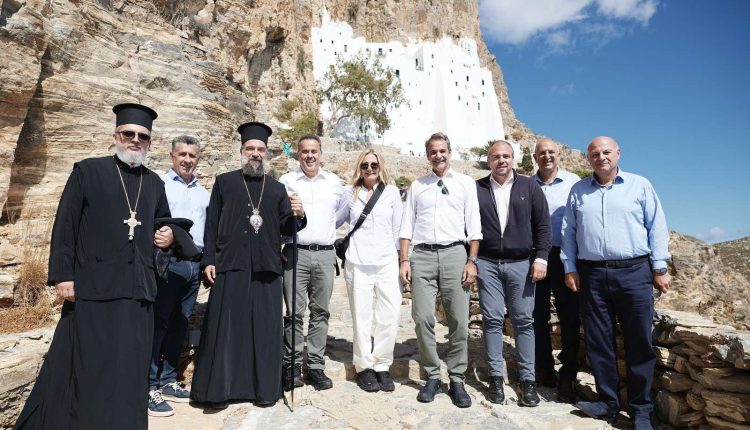 Επίσκεψη-Μητροπολίτη-Θήρας-και-Πρωθυπουργού-Κυριάκου-Μητσοτάκη-στην-Ιερά-Μονή-Παναγίας-Χοζοβιωτίσσης-στην-Αμοργό