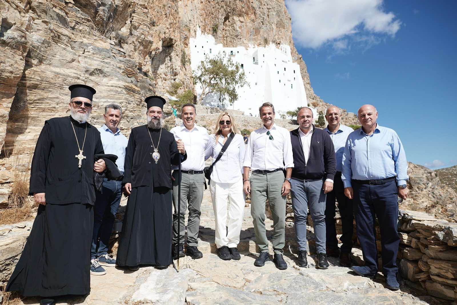 Επίσκεψη-Μητροπολίτη-Θήρας-και-Πρωθυπουργού-Κυριάκου-Μητσοτάκη-στην-Ιερά-Μονή-Παναγίας-Χοζοβιωτίσσης-στην-Αμοργό