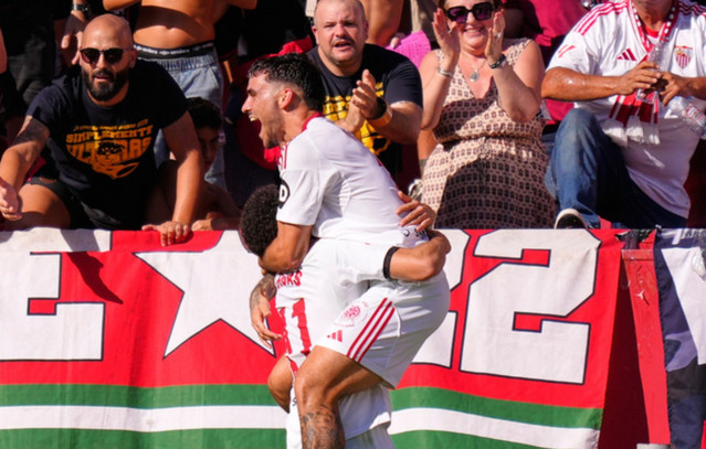 Σεβίλλη-–-Μπαρτσελόνα-4-1:-Πάρτι-για-την-ομάδα-των-Βλαχοδήμου-και-Αλμέιδα