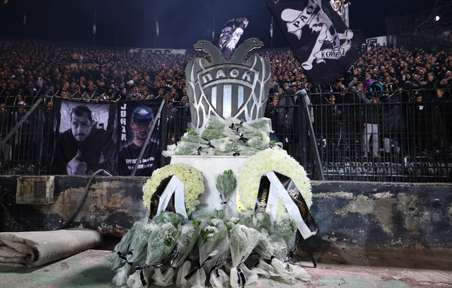 ΠΑΟΚ-–-Ολυμπιακός:-Στεφάνια-και-λουλούδια-στη-μνήμη-των-6-θυμάτων-των-Τεμπών-από-τις-δύο-ομάδες