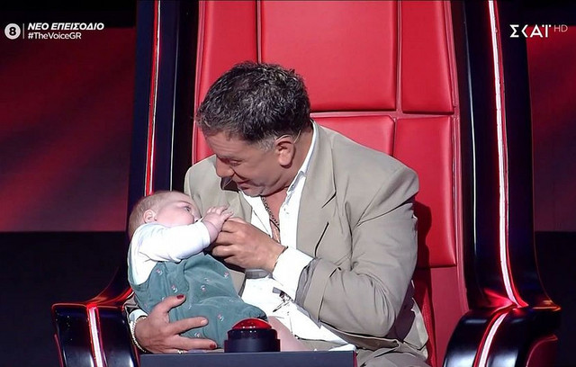 the-voice:-Το-μωρό-προκάλεσε-αναστάτωση-στους-coaches:-Σε-ρόλο…-babysitter-ο-Γιώργος-Μαζωνάκης