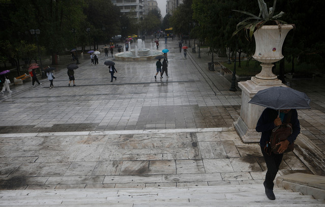 Κακοκαιρία-εξπρές-σε-όλη-σχεδόν-τη-χώρα-–-Βροχές-από-το-μεσημέρι-στην-Αττική,-πιθανότητα-για-καταιγίδα-το-απόγευμα