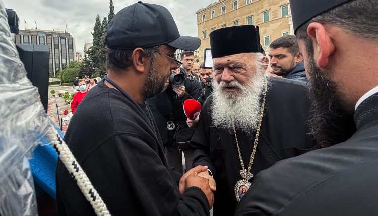 Ο-Αρχιεπίσκοπος-Ιερώνυμος-επισκέφθηκε-τον-απεργό-πείνας-Πάνο-Ρούτσι
